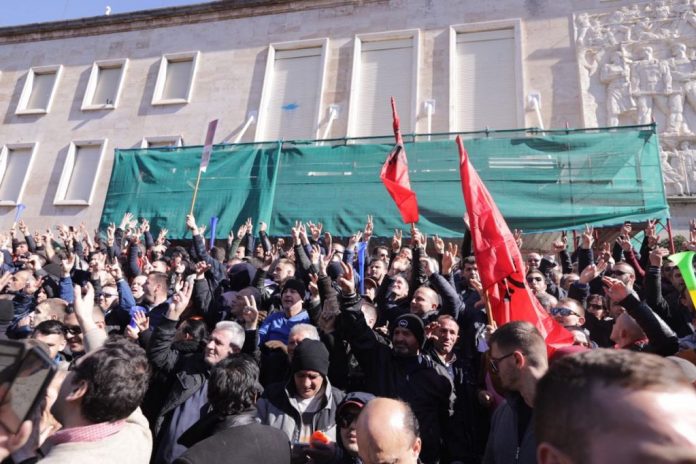 NË PROTESTË “PLAS” DHUNA/ Mediat e huaja: Shtetet e Bashkuara dhe Bashkimi Europian thirrje Bashës për veprime paqësore