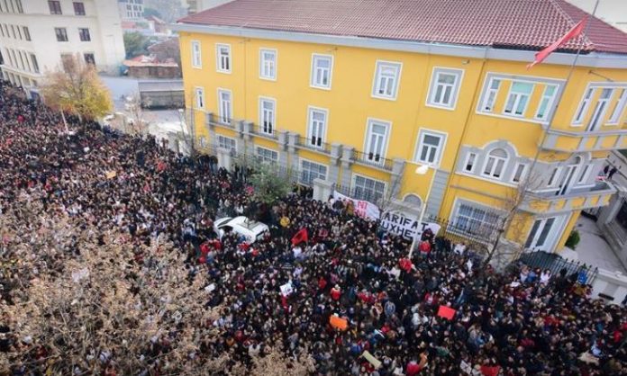 “PAKTI PËR UNIVERSITETIN”/ Studentët do të marrin bursë edhe për…