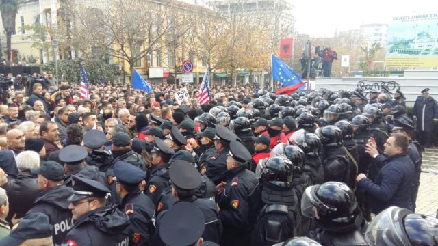 OPOZITA NDRYSHON STRATEGJI/ Protestë sa herë mblidhet Kuvendi