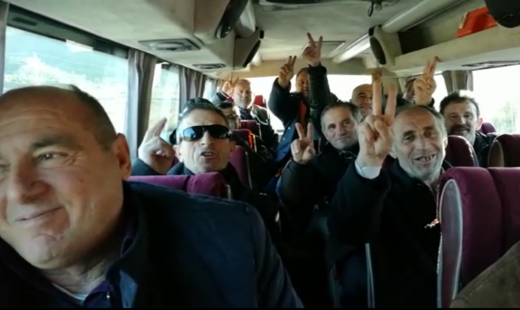 PROTESTA E OPOZITËS/ Sa veta mban një autobus? Shifrat e PD dhe kalkulimi real i pjesëmarrjes