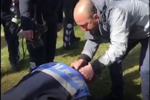 VIDEO-LAJM/ Momenti prekës mes trazirave, protestuesi ndihmon policin e lënduar