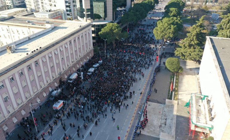 LIVE/ Boshatiset Bulevardi, ja çfarë po ndodh në PROTESTË (PAMJET ME DRON)