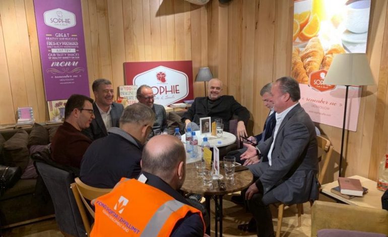 OPOZITA PROTESTON/ Rama shijon kafen në Vlorë, para takimit për “Bashkinë që duam”