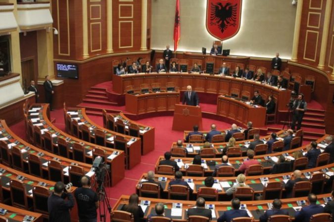 SOT SEANCA E KUVENDIT/ Çfarë pritet të diskutohet në sallë: Nga ligji për noterinë te…