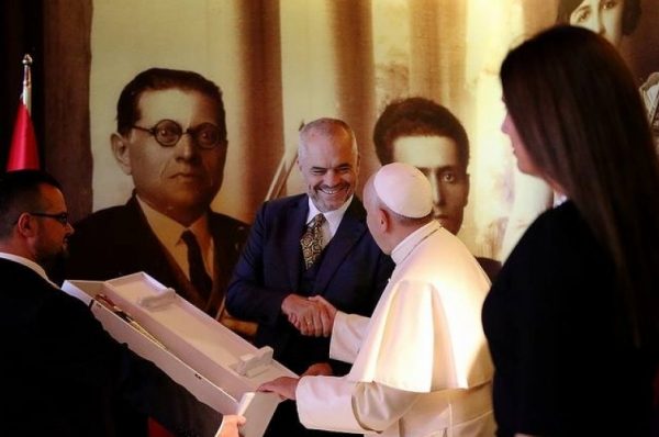 REGJISTROHEN DHE QËNDROJNË…/ “Dhuratat e çmuara” që Rama mori në 6 vite si kryeministër. Nga kravatat te maskat prej ari