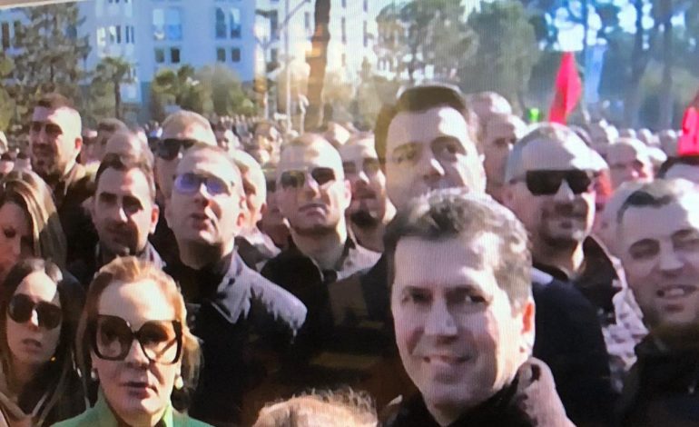 PROTESTUESIT “ÇMENDEN”/ Krerët e opozitës ndjekin shfaqjen duke qeshur (FOTO)