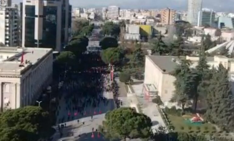ÇFARË PO NDODH ME PROTESTËN E PD-LSI/ Mbetet në bulevard vetëm grupi i “zjarrit” (PAMJET ME DRON)