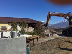 NDËRTIMI I NJË MBIKALIMI/ IKMT aksion në “Rrugën e Kombit”, prishen tre objekte