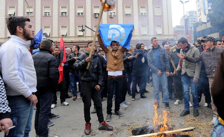 SHKATËRRIMET PARA KRYEMINISTRISË/ PS thirrje Berishës: Mjaft dhe urdhëra për dhunë (FOTO)