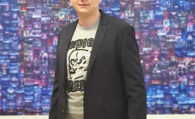 SALIANJI BËHET “POPULL”/ Pas mandatit, dorëzon edhe… kollaren! (FOTO)