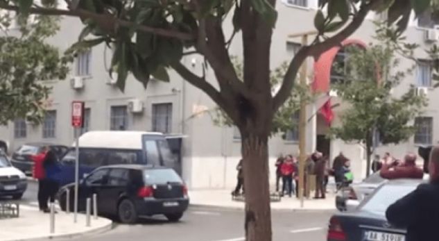 “DO TË VRASIM MOTRAT, MAMANË DHE BABAIN” / Si nisi shantazhi ndaj 14-vjeçares që u përdhunua në Kavajë