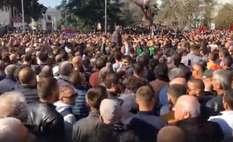 MINUTË PAS MINUTE/ Përfundon protesta e opozitës. Mbyllet me himnin kënduar nga Basha