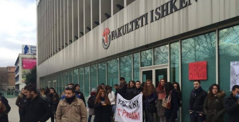 ALENCA E PD ME LËVIZJEN PËR UNIVERSITETIN/ Kush janë pedagogët që mbajnë peng Fakultetin e Shkencave Sociale
