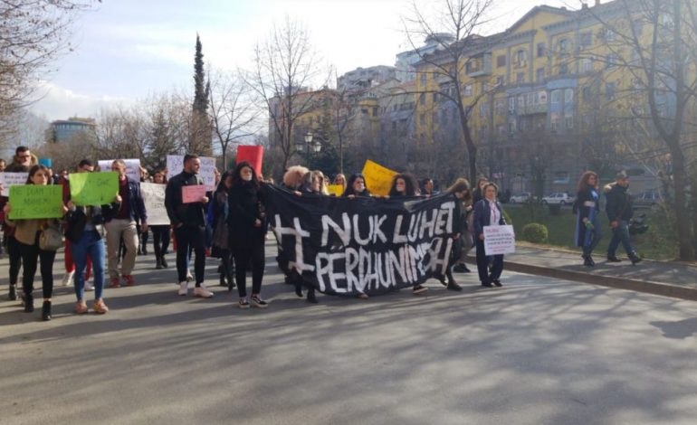 “NUK LUHET NE PËRDHUNIMIN”/ Marshim proteste në Tiranë për rastin e 13 vjeçares në Kavajë (FOTO)