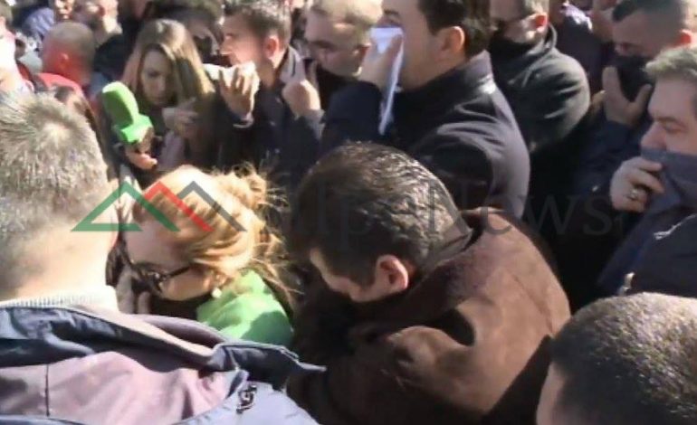 16 SHKURTI/ Pasi nxitën protestuesit për DHUNË, Basha dhe Kryemadhi mbulohen në qoshe (FOTO)