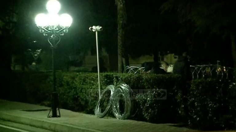 PROTESTA PARA KUVENDIT/ Vendosen tela me gjemba. Policia dhe Garda marrin masat