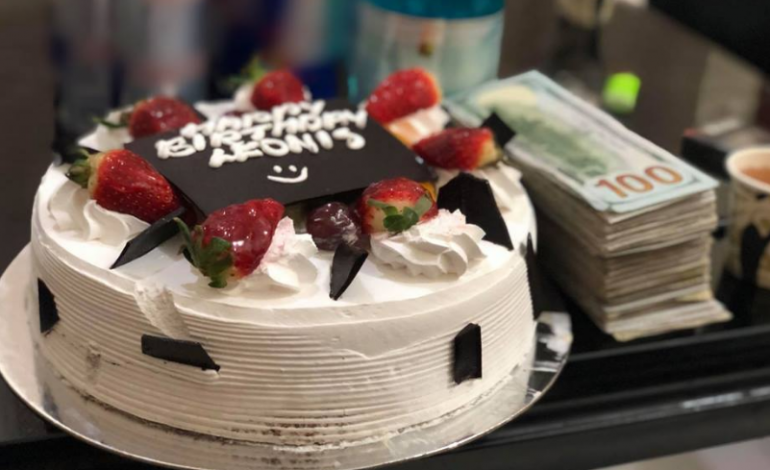 JETA E “EMIGRANTËVE”/ Nuk di njeriu i shkretë ku të shoh…Tek torta apo… (FOTO)