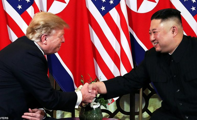 SAMITI I DYTË/ Presidenti Trump dhe Kim Jong-un, shtrëngim duarsh e buzëqeshje (FOTO)