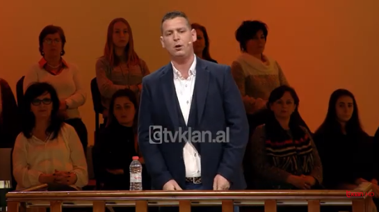 AKUZON BABAIN SI SHKAKTAR TË DIVORCIT/ I riu: Prisja ta zinte gjumi gruan që të futesha në shtëpi