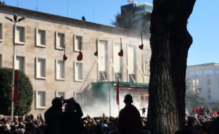“16 SHKURTI”/ Protestuesit i vënë FLAKËN derës së Kryeministrisë. Basha dhe Kryemadhi i shohin nga larg (VIDEO)