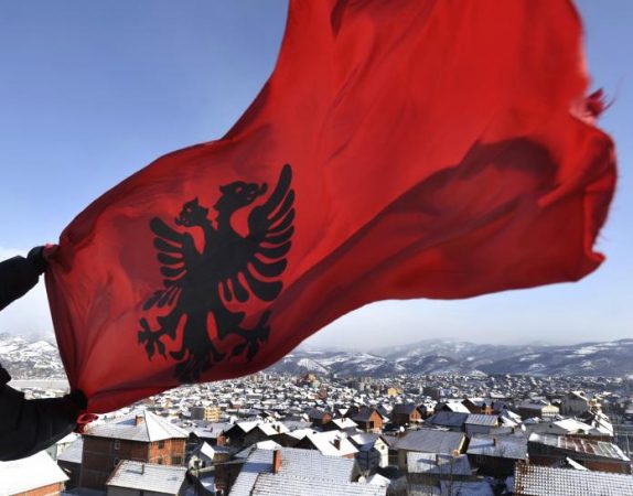 “GJOBË SHQIPTARIT NË MAL TË ZI”/ Vendosi flamurin në ballkon (FOTO)