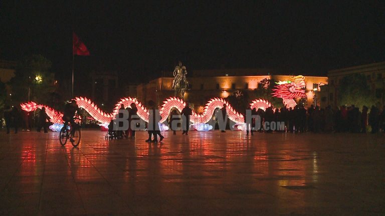 VITI I RI KINEZ EDHE NË TIRANË/ Festivali i fenerëve në shesh (VIDEO)