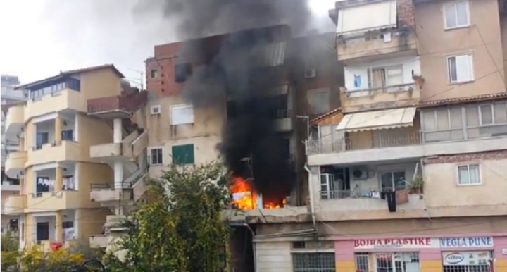 E FUNDIT/ Zjarr në katin e 6 të një pallati tek Astiri