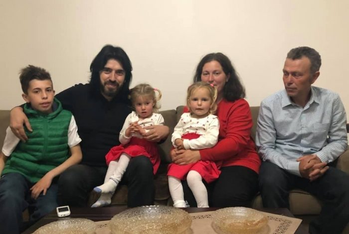 MERR FUND DRAMA E FAMILJES/ Binjaket që thyen zemrat e shqiptarëve bëhen me shtëpi të re (VIDEO)