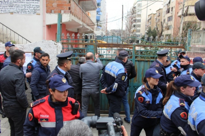 KONFLIKTI PËR BANESËN TE PETRO NINI/ Flet avokati: Pronari dhe banorët lidhën marrëveshje