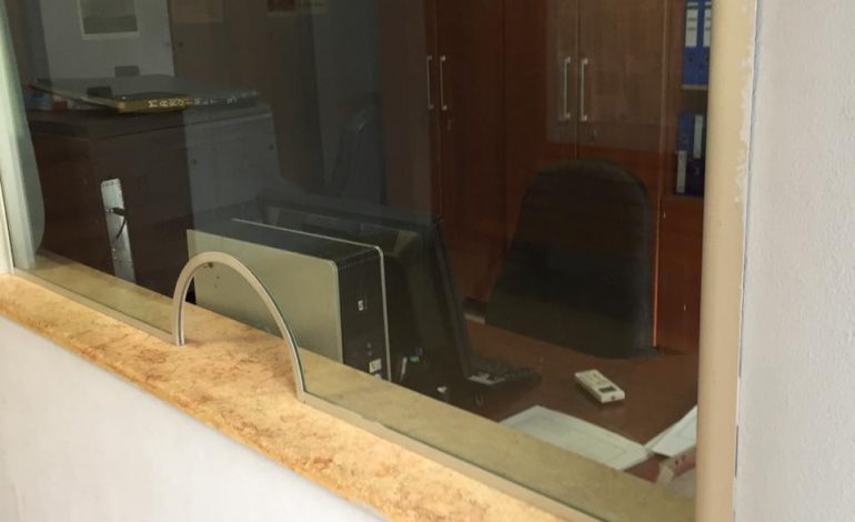 “BASHKISË VORË I VIHET DRYNI”/ Asnjë shërbim ndaj qytetarëve sepse… Basha ka marrë administratën në protestë (FOTO)