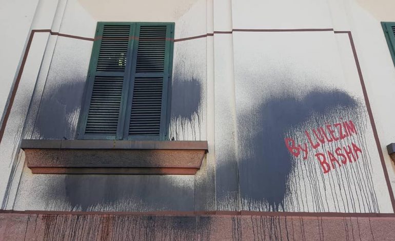 FOTOLAJM/ Qytetarët vënë firmën që “harruan” miliantët e PD pasi njollosën Ministrinë e Brendshme