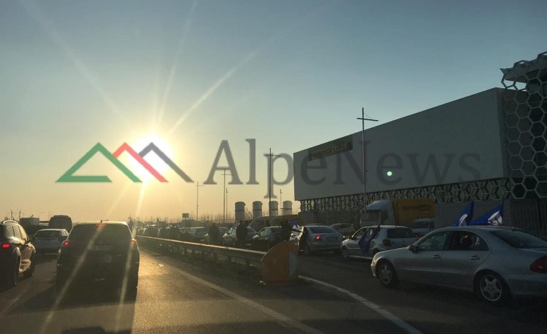 MITINGU NË DURRËS/ “Bllofi” i Bashës me VIDEON nga makina dhe militantët e PD të nisur nga Tirana