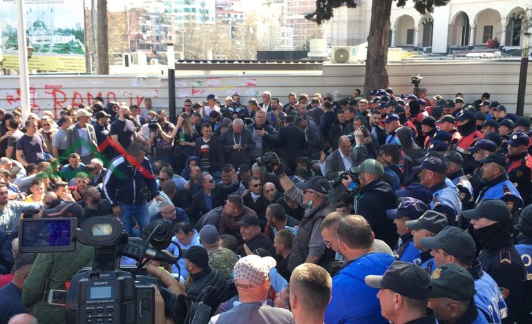 PAS “BRAKTISJES” SË BASHËS/ Rrëzimi i Ramës mbetet “në dorë” të Gazmend Bardhit. Ul këmbëkryq protestuesit