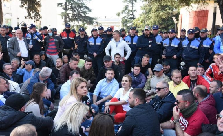 PAS “BRAKTISJES” NGA BASHA/ Gazmend Bardhi, Monika Kryemadhi “kembëkryq”: Ne nuk kemi punë tjetër, këtë do bëjmë (FOTO)