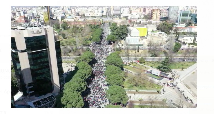 PAMJET E REJA ME DRON/ Ja sa militantë të PD-LSI ishin kur Basha-Kryemadhi e Mediu bënë ecje përreth kryeministrisë (VIDEO)