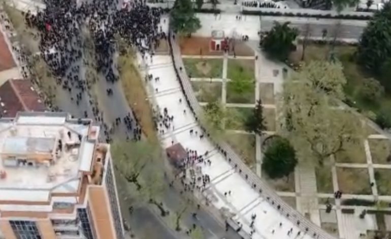 VIDEO E FUNDIT NGA DRONI/ Kjo është pjesëmarrja në protestën e Bashës e Kryemadhit para Kuvendit