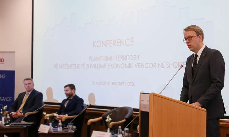 “REFORMA NË DREJTËSI PO ECËN SIPAS PLANIT”/ Mesazhi i zyrtarit të SHBA: Shqiptarët të jenë të sigurt se…