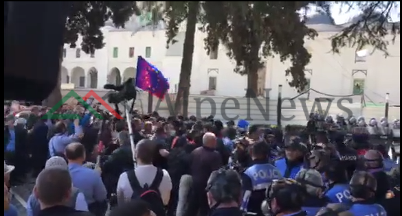 OPOZITA PARA KUVENDIT/ Protestuesit hedhin sende të FORTA drejt policisë (VIDEO)