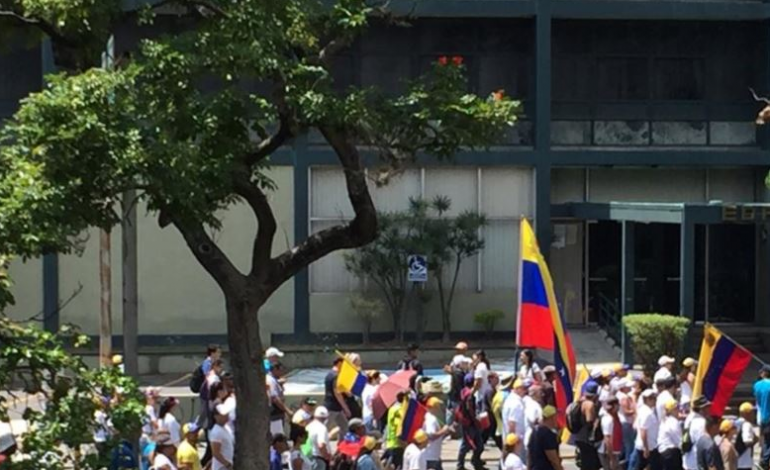 “JO PËR SHKAK TË MADUROS”/ Protestuesit në Venezuelë përleshen me forcat e sigurisë