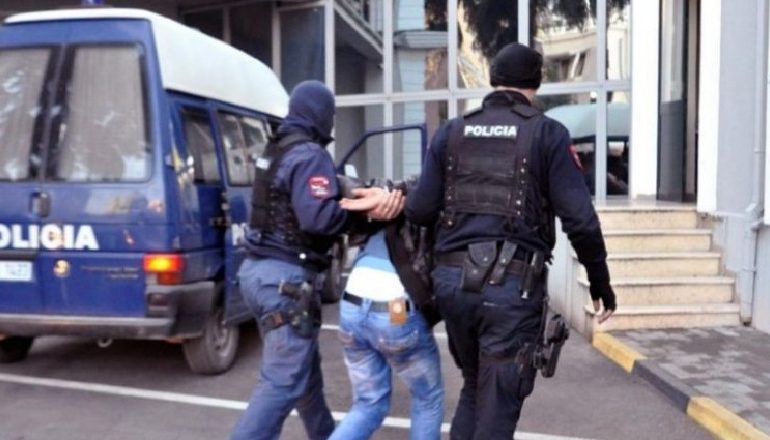 “DALMATËT E DOBRAÇIT”/ Kapet “MAT” një tjetër i kërkuar nga grupi “BAJRI”, i bllokohet “BMW”-ja luksoze