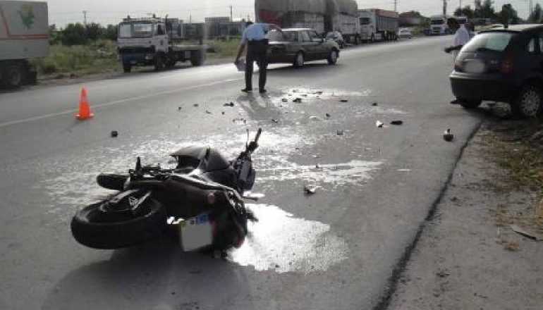 E RËNDË NË FIER/ Benz-i përplas motoçikletën, një i vdekur (EMRI)