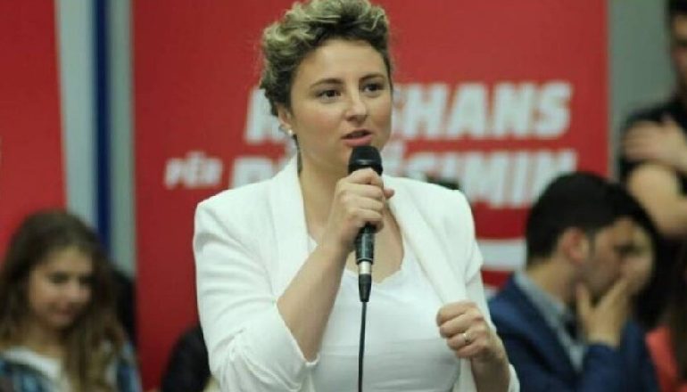 JU REFUZUA PROTESTA TEK KUVENDI/ Erisa Xhixho me gjuhën e Kryemadhit: Asnjë hap pas…