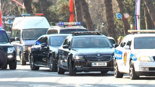 PROTESTA/ Rama mbërrin në parlament, kalon me eskortë drejt pedonales (VIDEO)