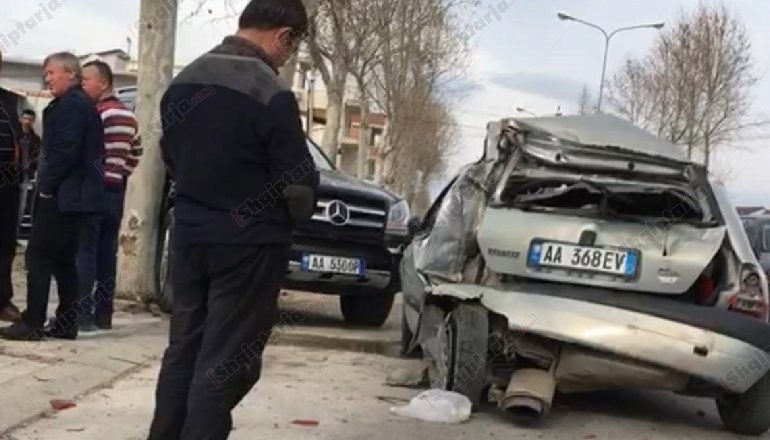 E RËNDË NË FIER/ “Benzi” përplaset me “Renault”. Plagoset shoferi, por… (FOTO)