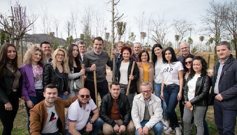 “NJË PEMË PËR NËNËN”! Gra e vajza i bashkohen nismës së Bashkisë së Tiranës