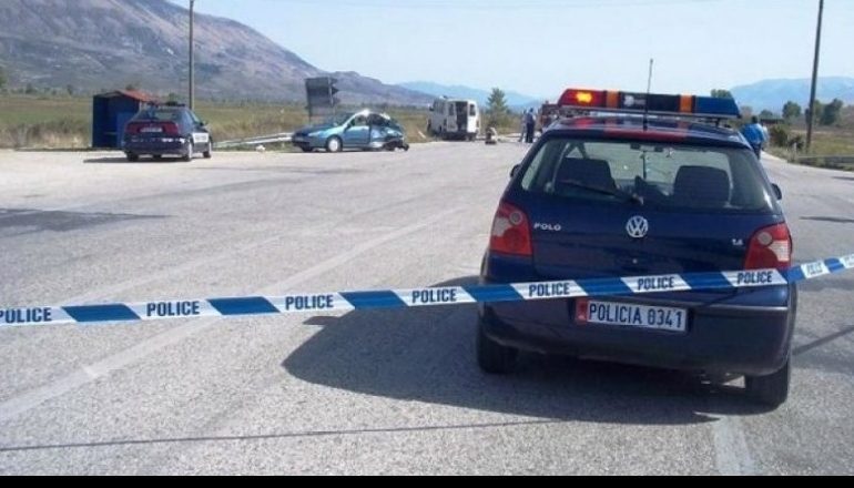 E RËNDË NË DURRËS/ 18-vjeçari me motoçikletë përplas për vdekje këmbësorin 80-vjeçar
