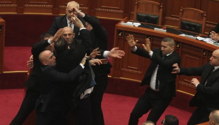 “MIELL, VEZË, BOJË DHE…”/ Ruçi tender për skanerët e sigurisë në Kuvend