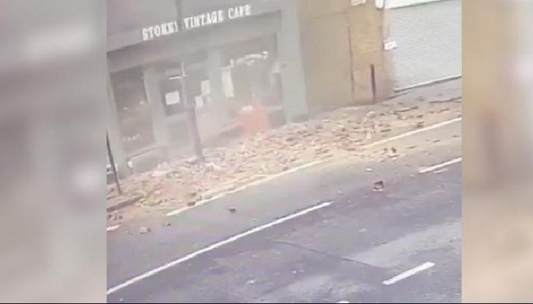 NJERIU MË ME FAT NË BOTË/ I riu i shpëton vdekjes së sigurt (VIDEO)