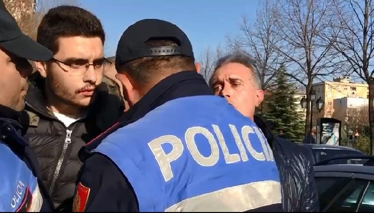 PROTESTA/ Shoqërohet djali Luan Bacit, reagon ashpër ish deputeti i PD-s: “U q* nënën, mbajeni… (VIDEO)
