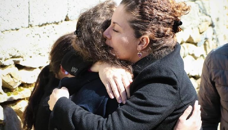 HUMBËN PRINDËRIT NJË JAVË MË PARË/ Xhaçka premton shtëpi për katër vajzat jetime
